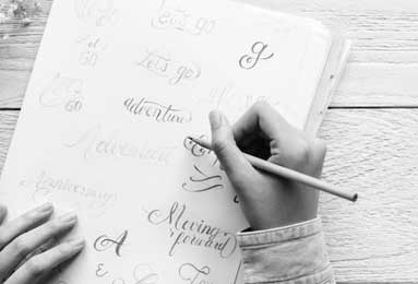 裁判评议：程进踩踏构成严重犯规，麦麦提江回看出示红牌决定正确