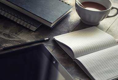 裁判评议：程进踩踏构成严重犯规，麦麦提江回看出示红牌决定正确