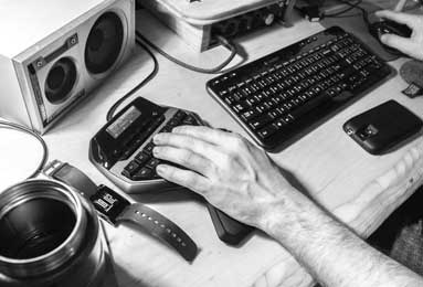 裁判评议：程进踩踏构成严重犯规，麦麦提江回看出示红牌决定正确