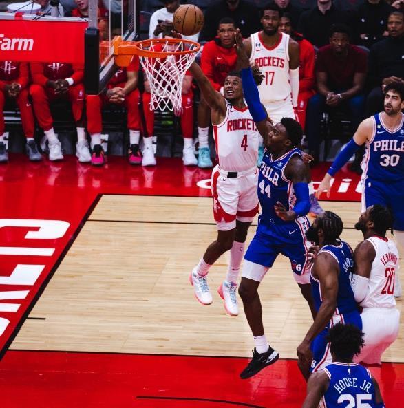 开云体育下载官网-欢迎回家！场均9+8+1，31岁老将正式亮相火箭训练营，体型更壮了