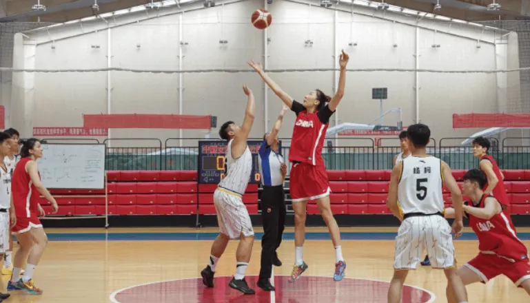 中国女篮与云南财经大学男篮进行教学赛：最终以95-86取胜