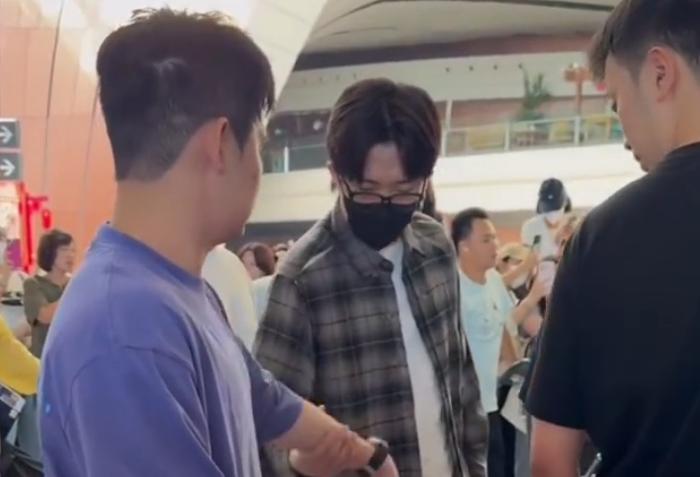 开云官方-国乒出征澳门冠军赛：孙颖莎被球迷围追堵截 王楚钦林诗栋嬉戏打闹